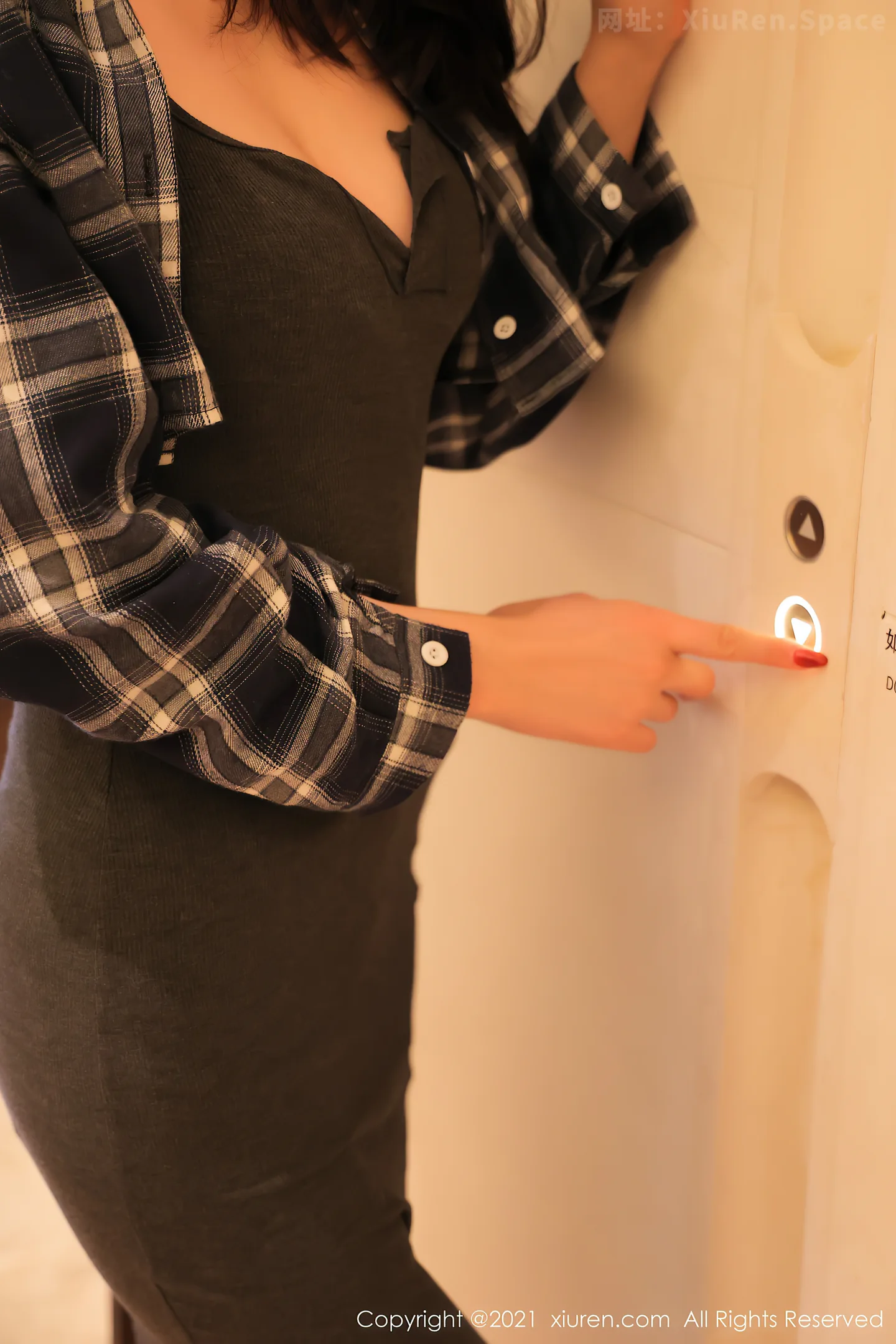 图片[2]-[XiuRen秀人网]VOL.4088 模特柚子178私房脱吊裙露洁白动人内衣配白色蕾丝袜诱惑写真73P-秀人网官方网站